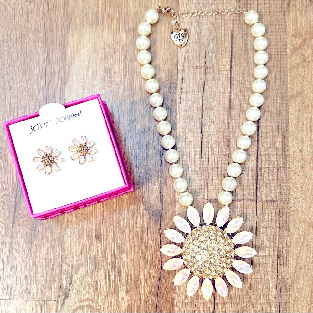 BETSEY JOHNSON RARE Large WHITE Petals Daisy & Pearls Necklace w/Earrings NWT - Picture 9 of 16